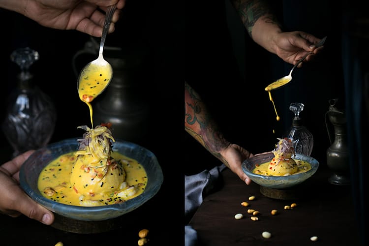 Chef emplatando con salsa de leche de tigre de ají amarillo sobre causa peruana de langostino.