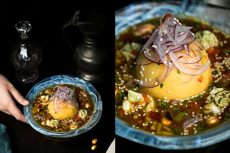 Platos de causa peruana de atún nikkei con papa amarilla y cebolla morada sobre ají triturado. 