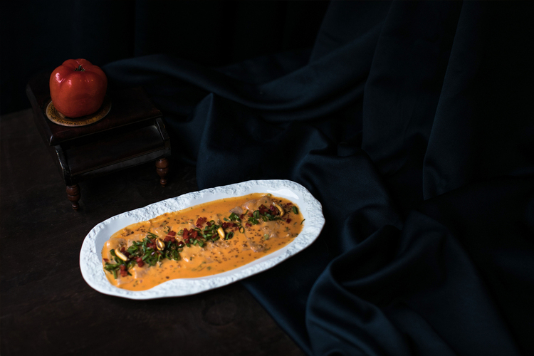 Tiradito peruano de pescado crudo con salsa clásica blanca.