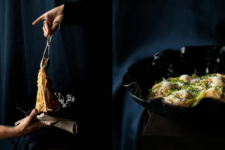 Sirviendo tallarines con langostino, coco y curry sobre plato de cristal. 