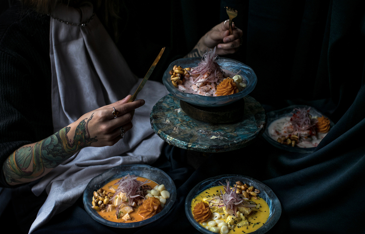 Ceviche peruano de salmón y tamarindo sobre leche de tigre de ají amarillo.