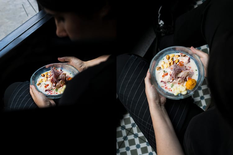 Mujer sujetando un plato de ceviche peruano con pulpo.
