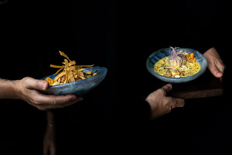 Manos sujetando un plato de ceviche peruano con tamarindo y plato de ceviche vegano de palmito. 