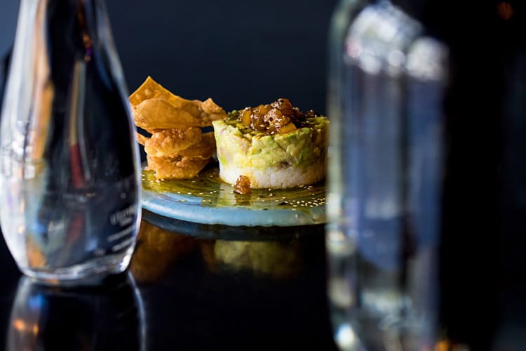 Timbal peruano de atún con aguacate y arroz, salsa de Maracuyá y Piña acompañado de totopos fritos. 